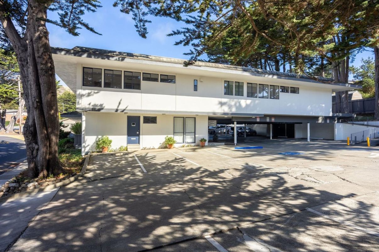 Exterior, Facade, Raised Ranch