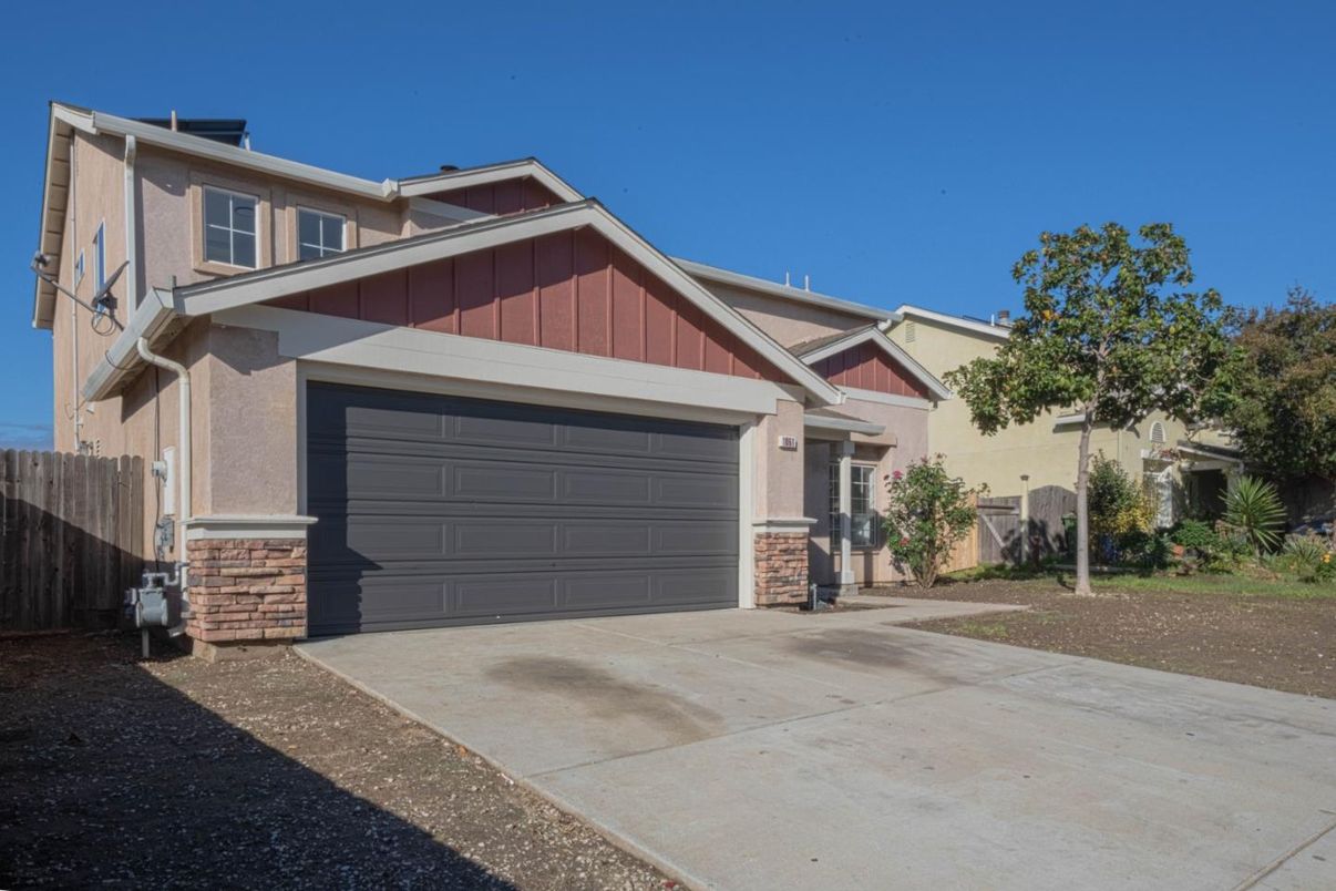 Attached, Exterior, Facade, American Craftsman