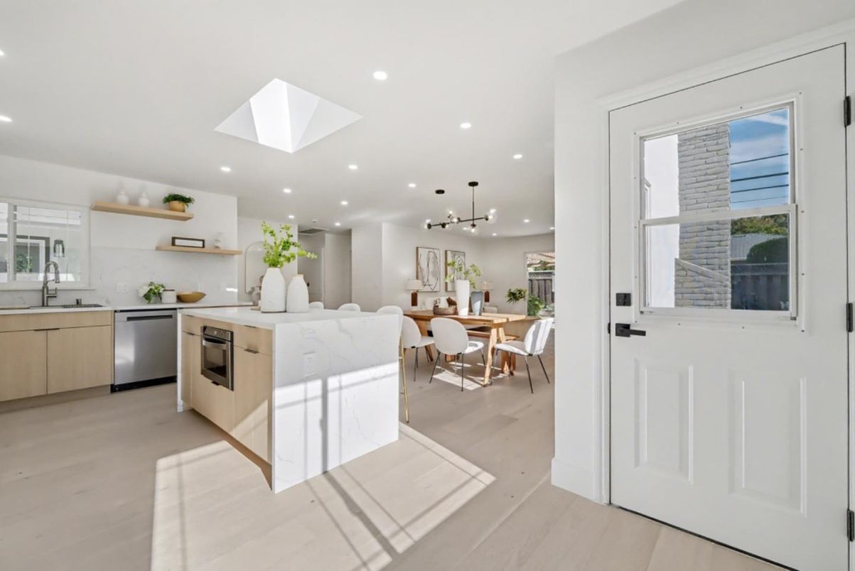 Dining room, Interior, Kitchen, Pendant Lights, Recessed Lighting, Stainless Steel Appliances