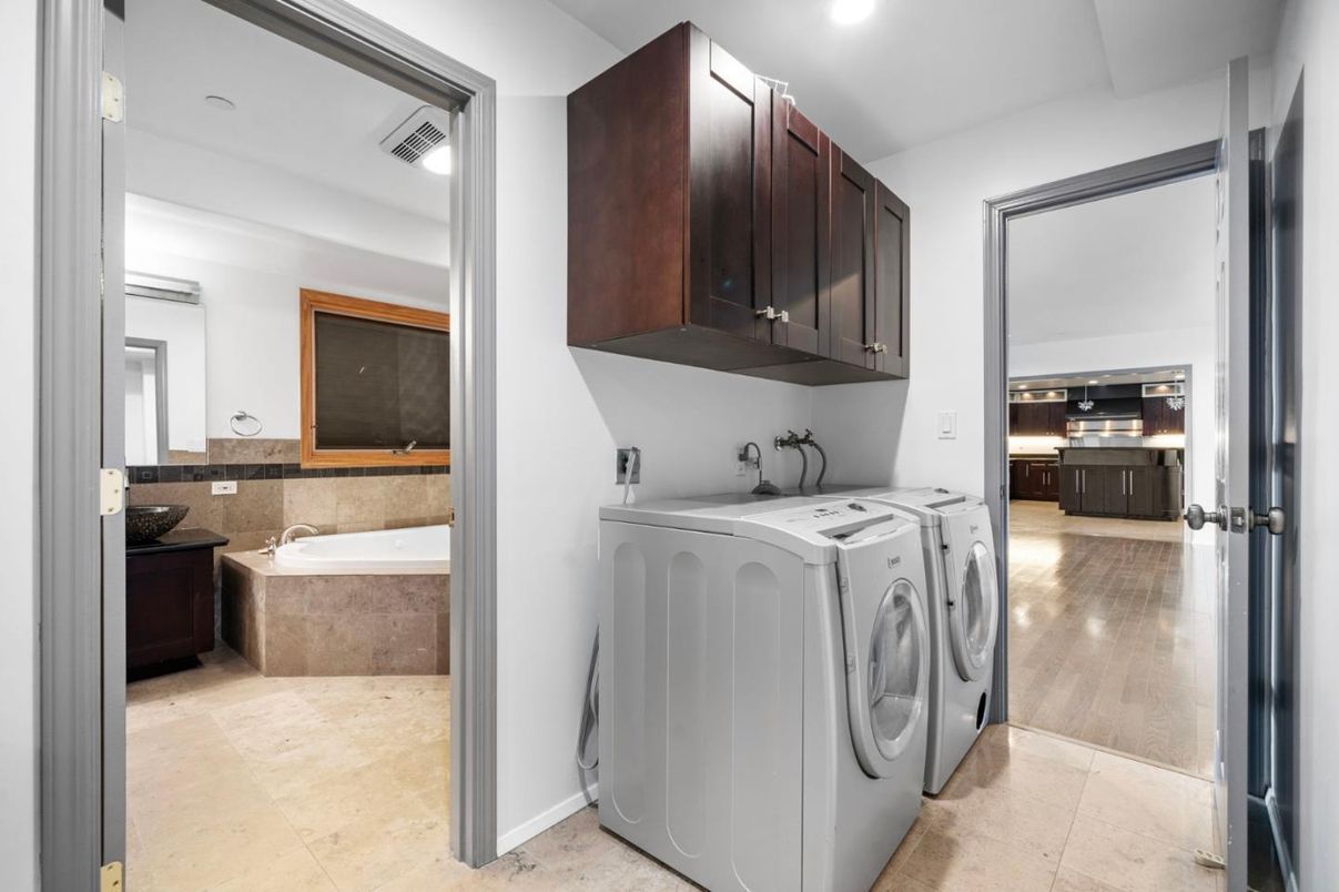 Interior, Recessed Lighting, Washer, Wood Texture Flooring