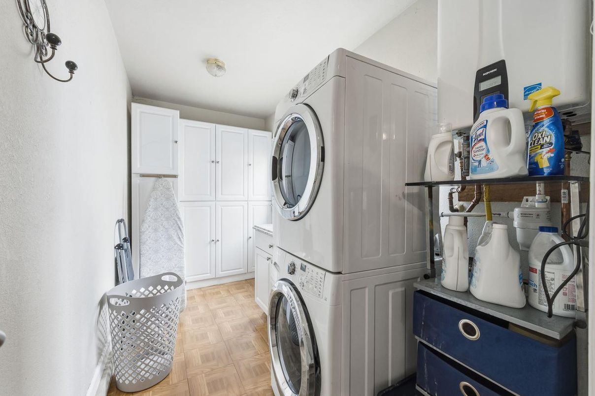 Interior, Utility Closets, Washer, Wood Texture Flooring