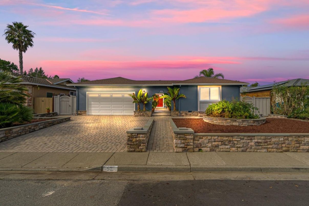 Attached, Exterior, Facade, Ranch