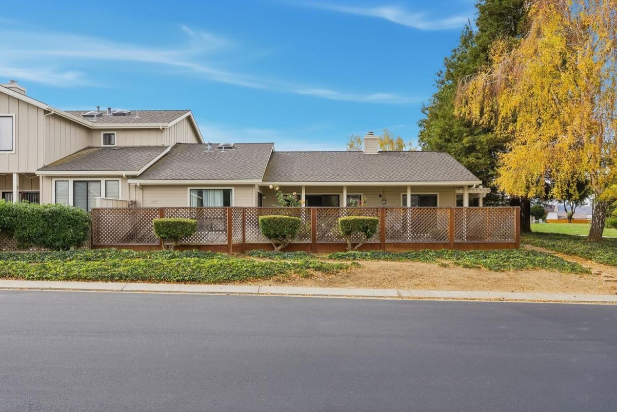 Exterior, Facade, Ranch