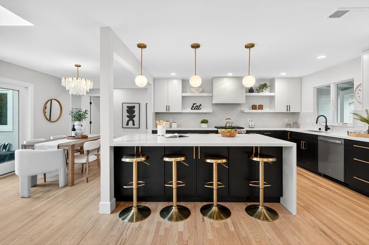 Chandelier, Dining room, Interior, Kitchen, Pendant Lights, Recessed Lighting, Wood Texture Flooring