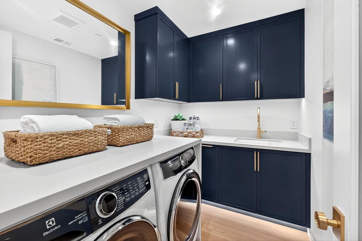 Interior, Recessed Lighting, Washer, Wood Texture Flooring