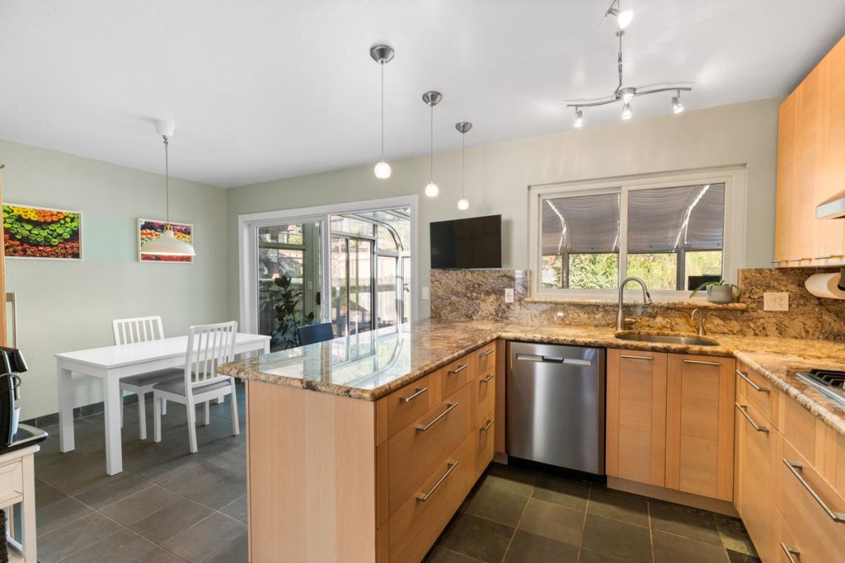 Dining room, Interior, Kitchen, Pendant Lights, Stainless Steel Appliances