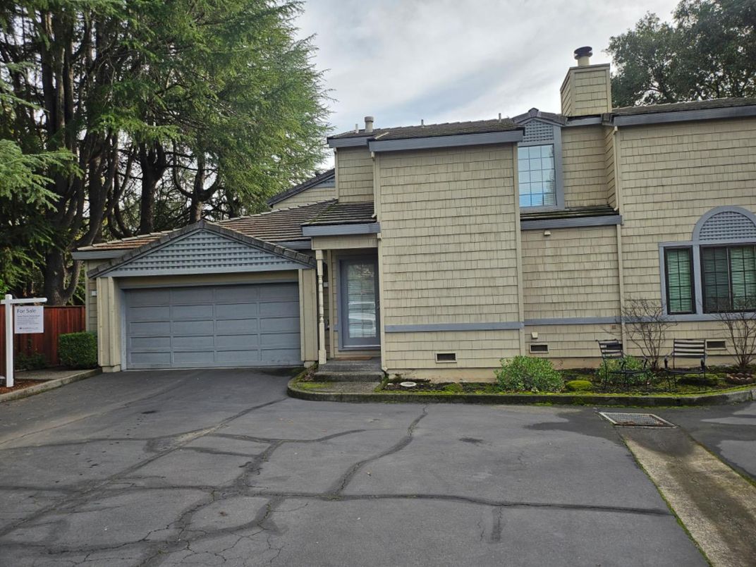 Attached, Exterior, Facade, Mediterranean