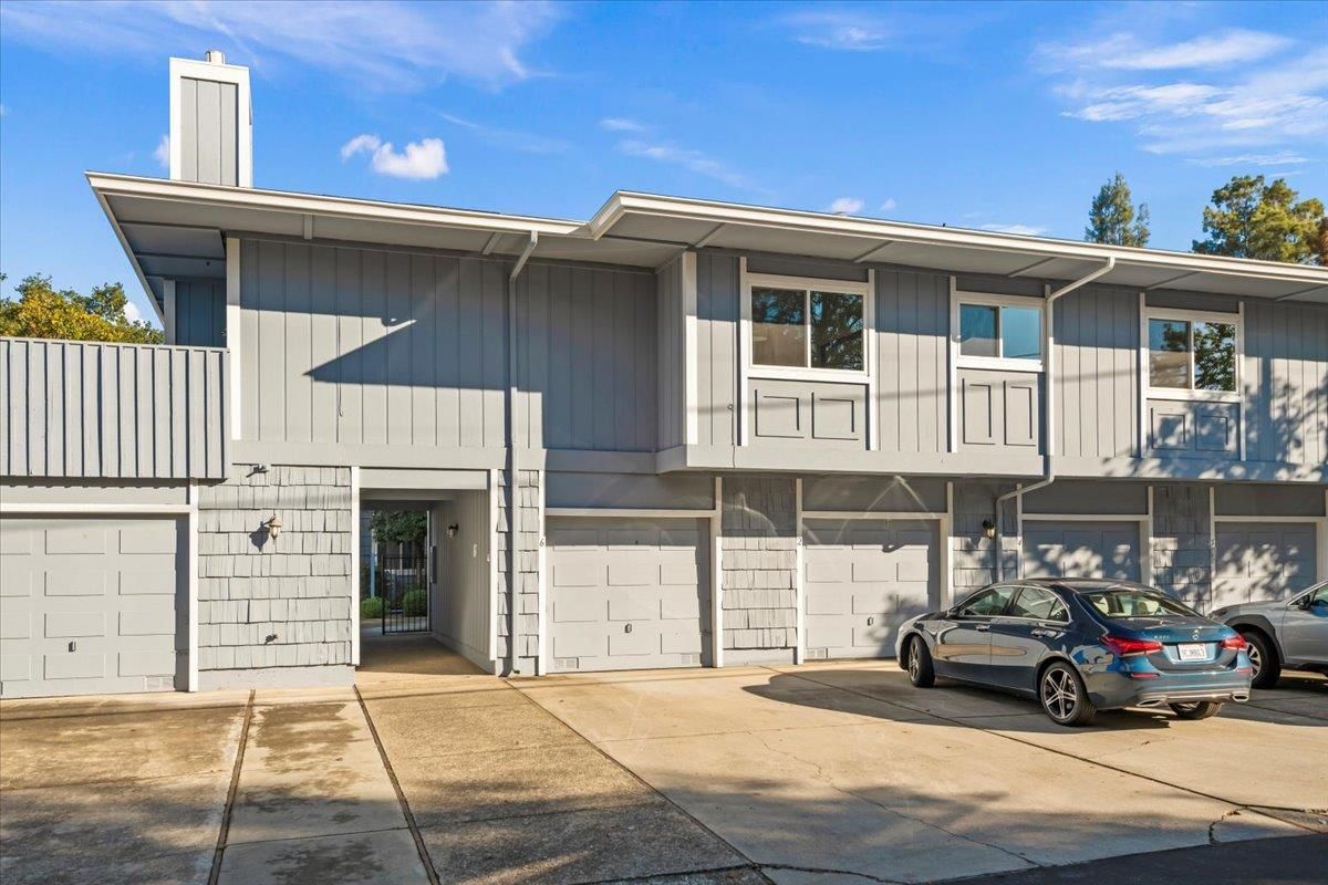 Attached, Exterior, Facade, Modern