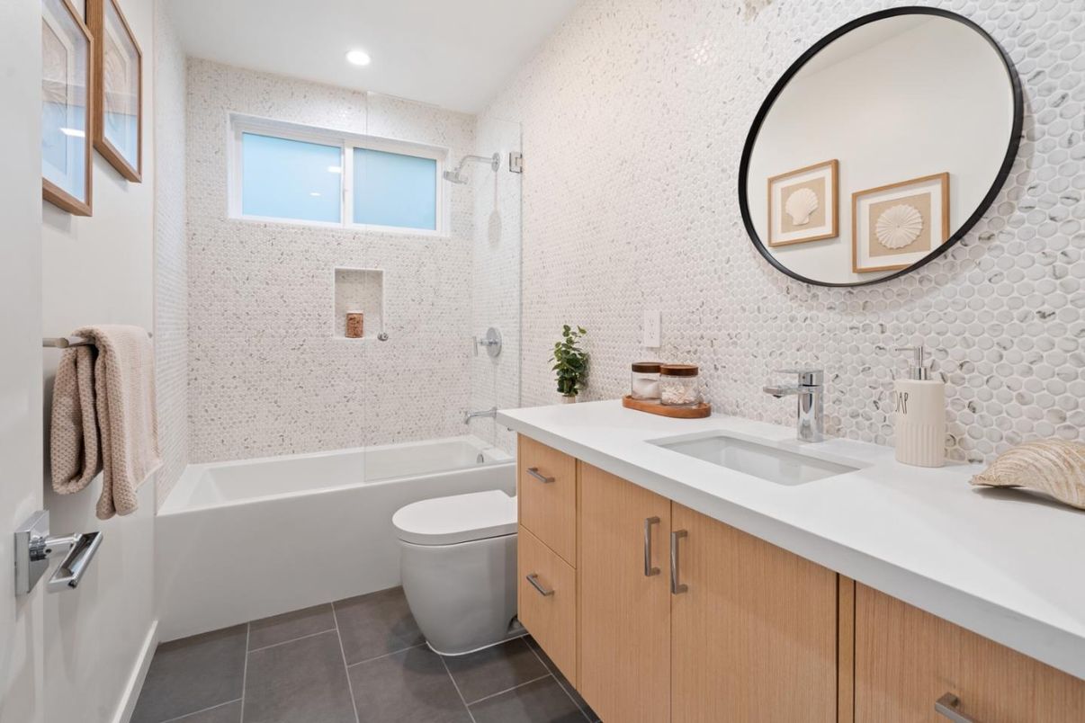 Bathroom, Interior, Recessed Lighting