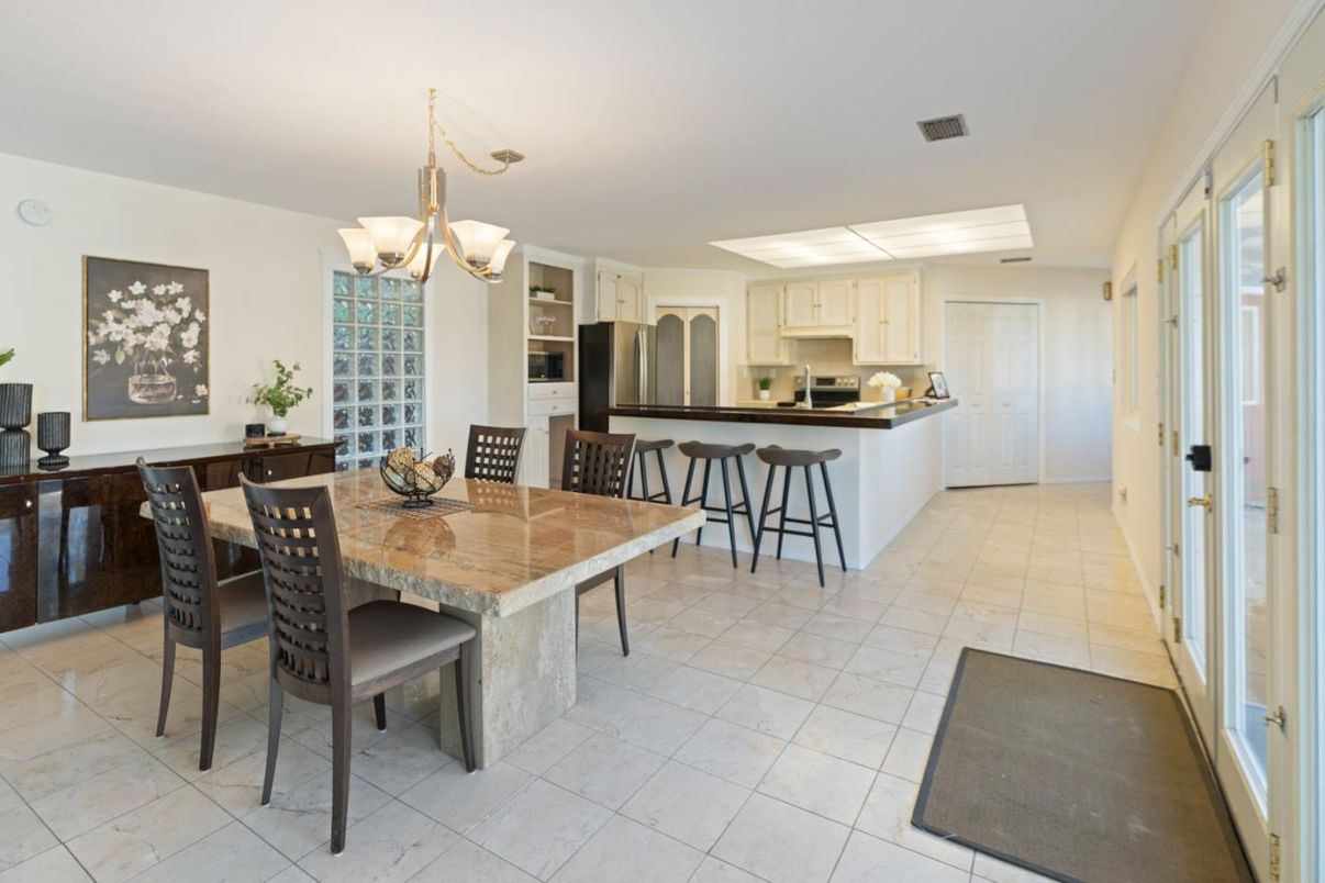 Chandelier, Dining room, Interior, Kitchen, Stainless Steel Appliances