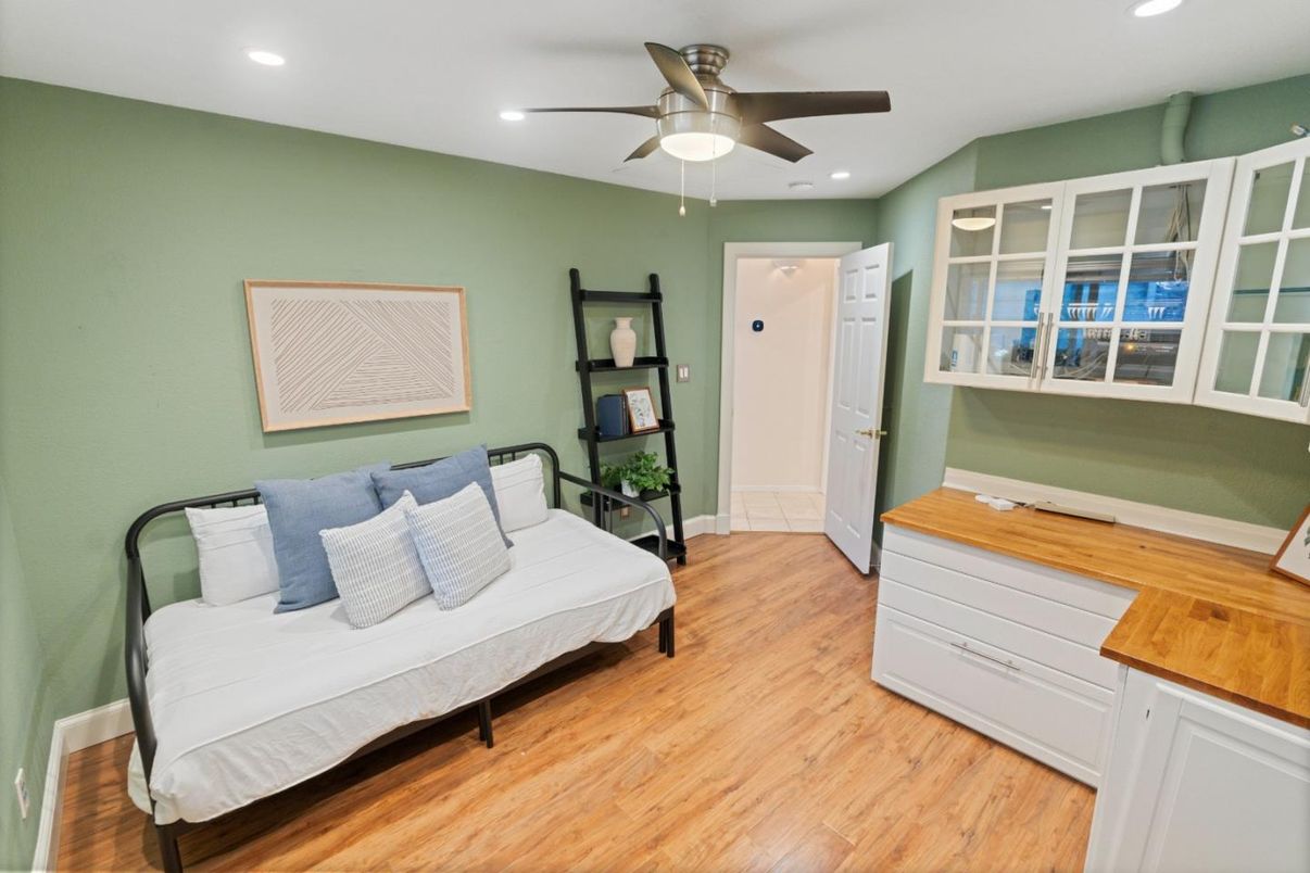 Interior, Recessed Lighting, Wood Texture Flooring