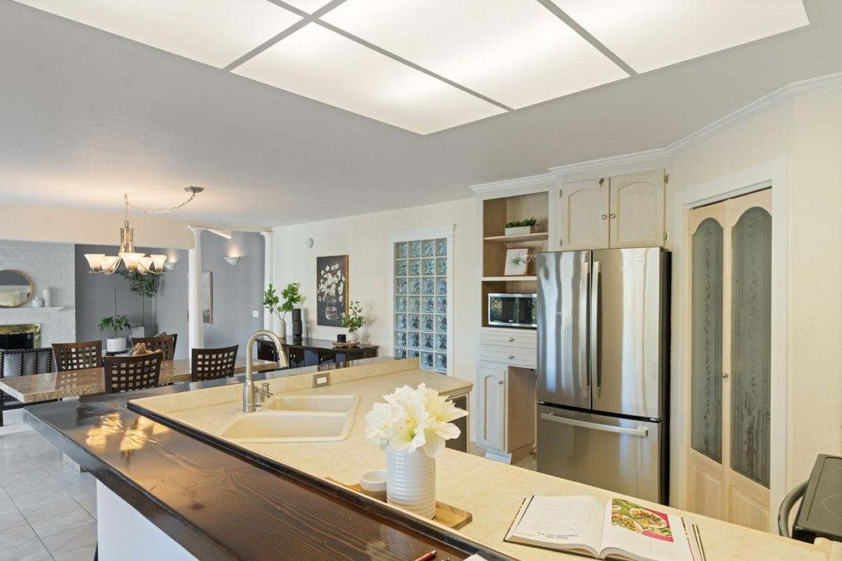 Chandelier, Dining room, Interior, Kitchen, Stainless Steel Appliances