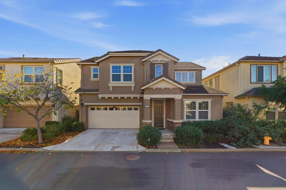 Attached, Exterior, Facade, Mediterranean