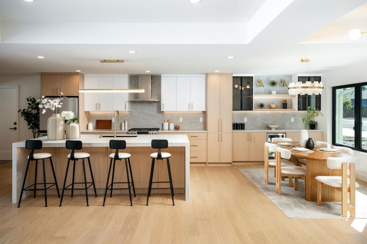 Chandelier, Dining room, Interior, Kitchen, Pendant Lights, Recessed Lighting, Wood Texture Flooring