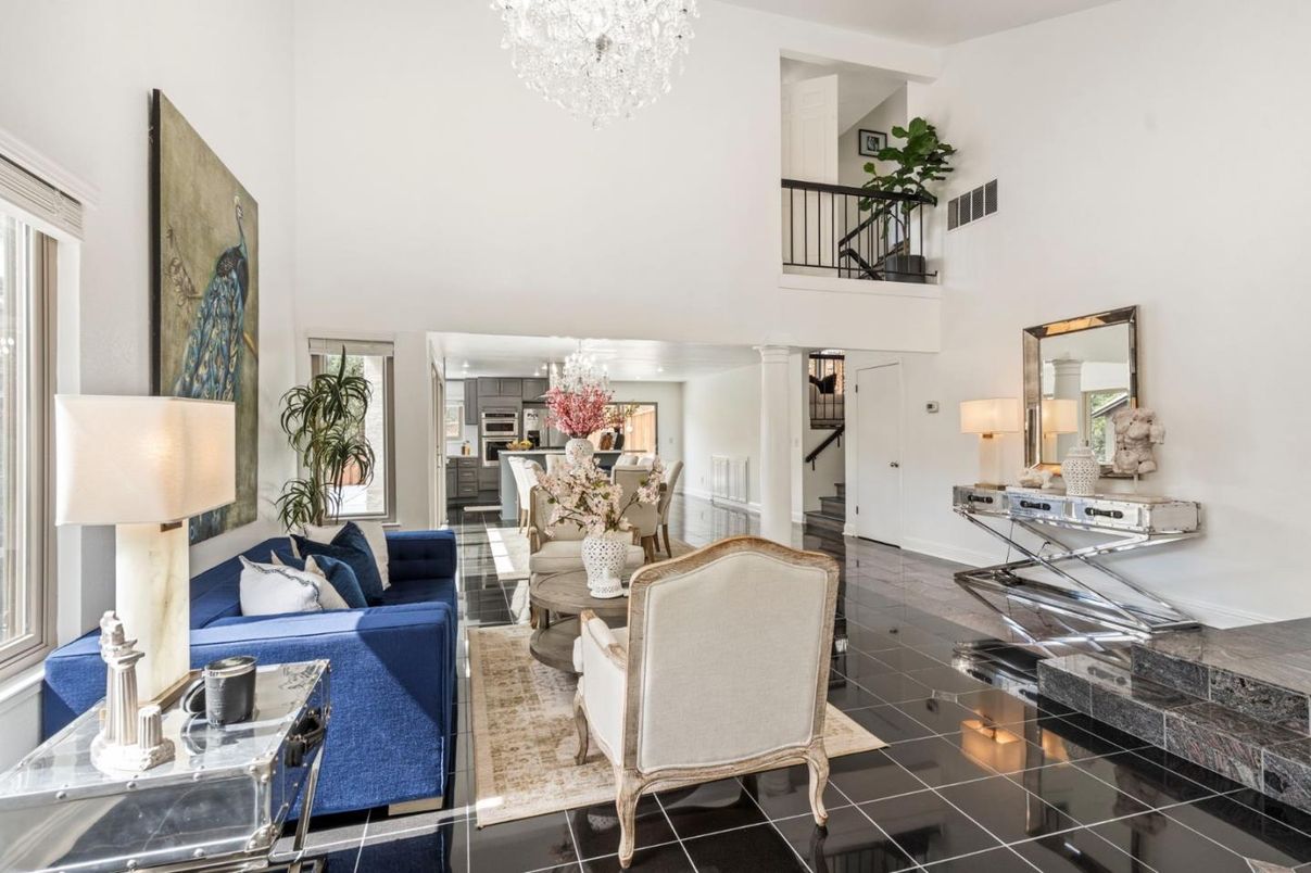 Chandelier, Dining room, Interior, Living room