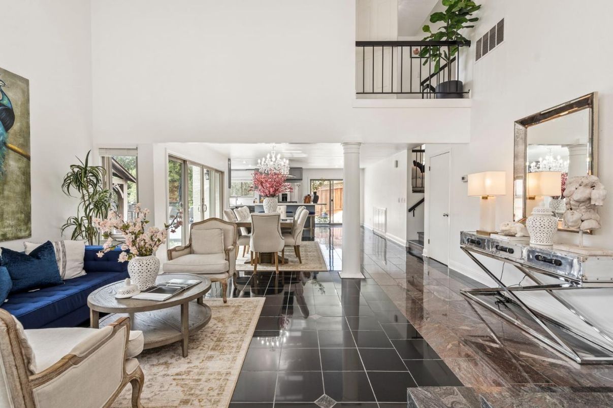 Chandelier, Dining room, Interior, Living room