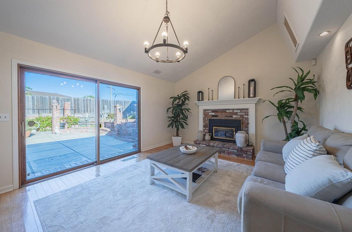 Fireplace, Interior, Living room, Pendant Lights, Recessed Lighting