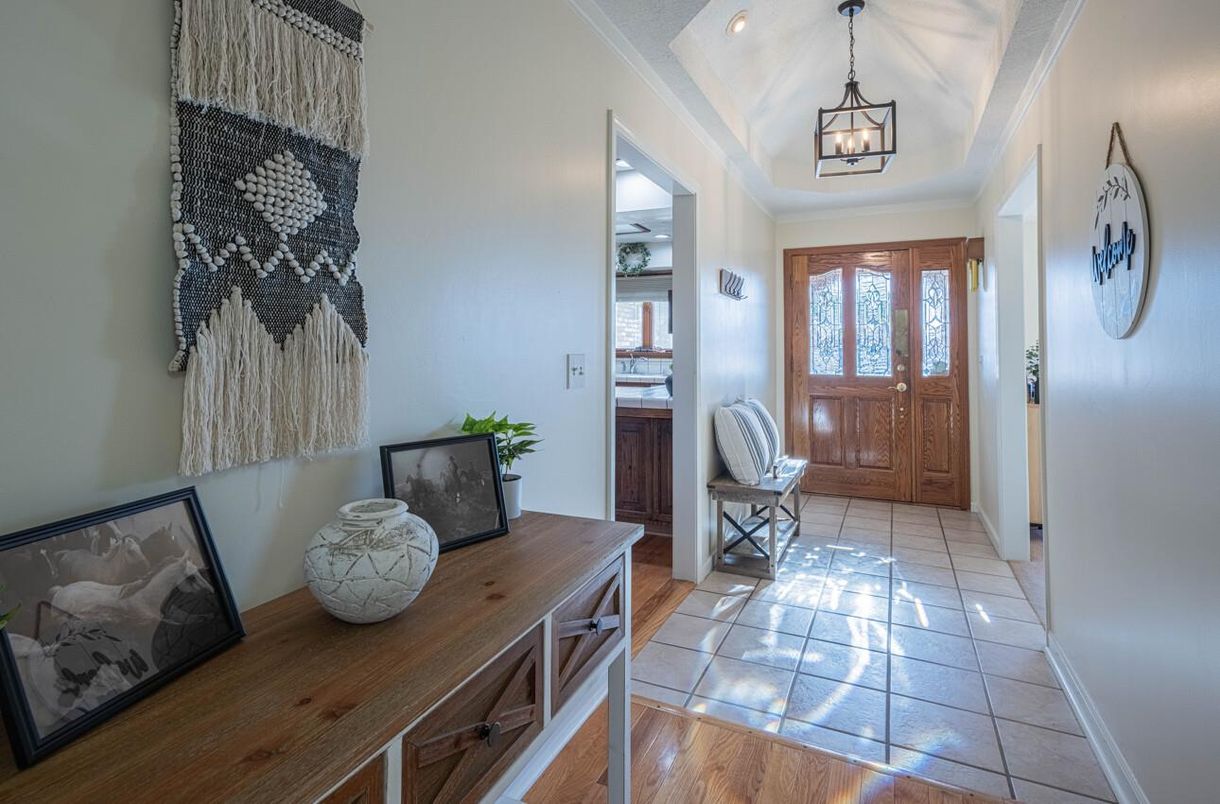 Interior, Pendant Lights, Wood Texture Flooring
