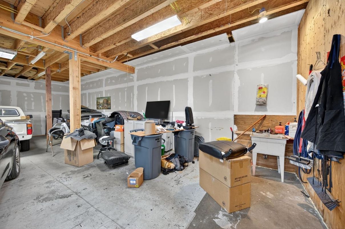 Garage, Interior, Wooden Beams