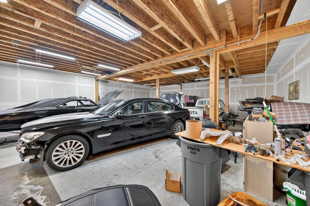 Garage, Interior, Wooden Beams
