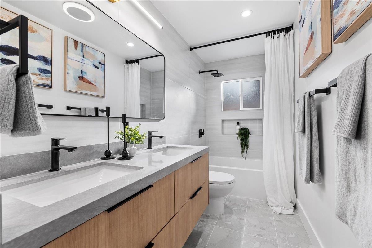 Bathroom, Dual Sink Vanities, Interior, Recessed Lighting