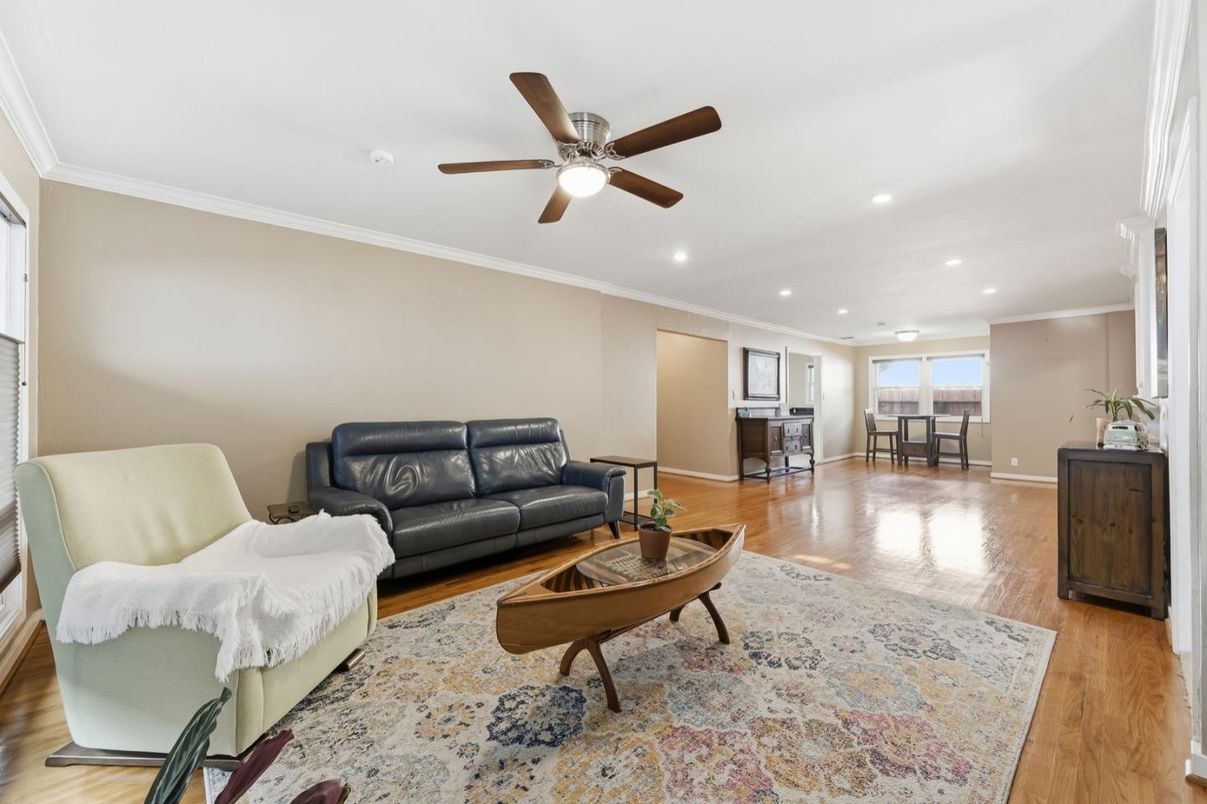 Interior, Living room, Recessed Lighting, Wood Texture Flooring