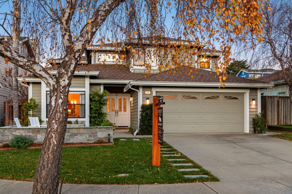 Attached, Exterior, Facade, Ranch