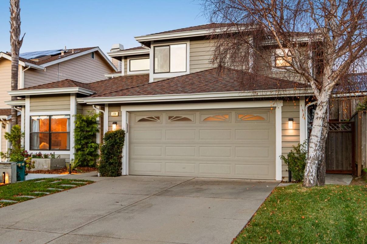 Attached, Exterior, Facade, Solar Panels, American Craftsman