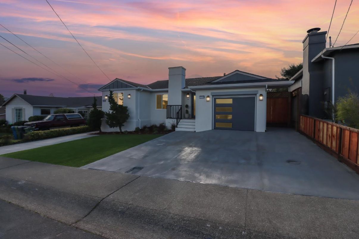 Attached, Exterior, Facade, Ranch