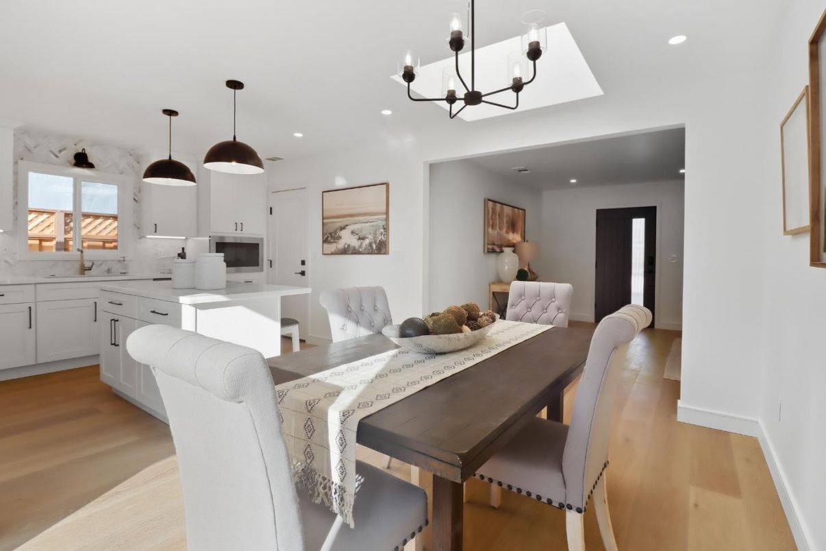Chandelier, Dining room, Interior, Kitchen, Pendant Lights, Recessed Lighting, Wood Texture Flooring