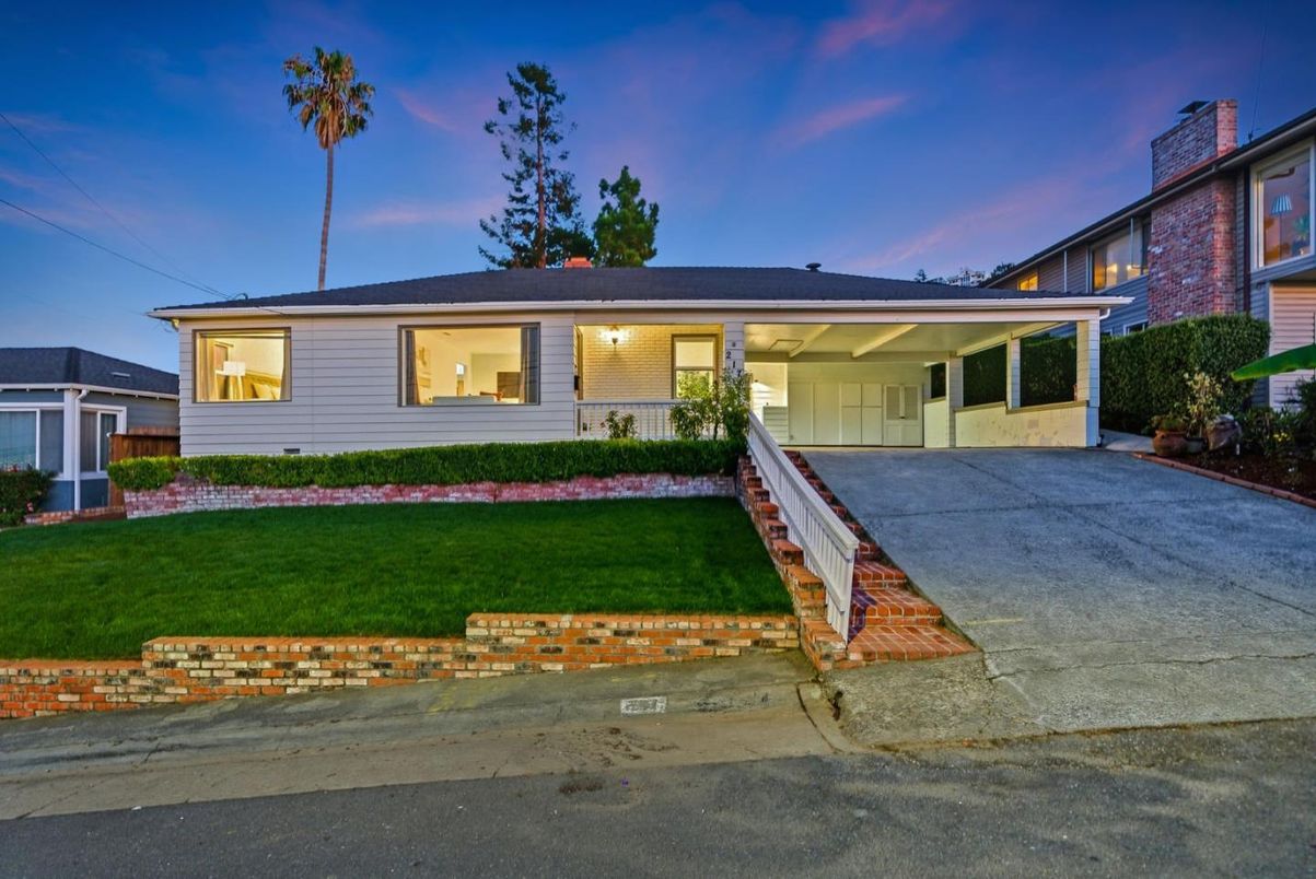 Attached, Exterior, Facade, Ranch