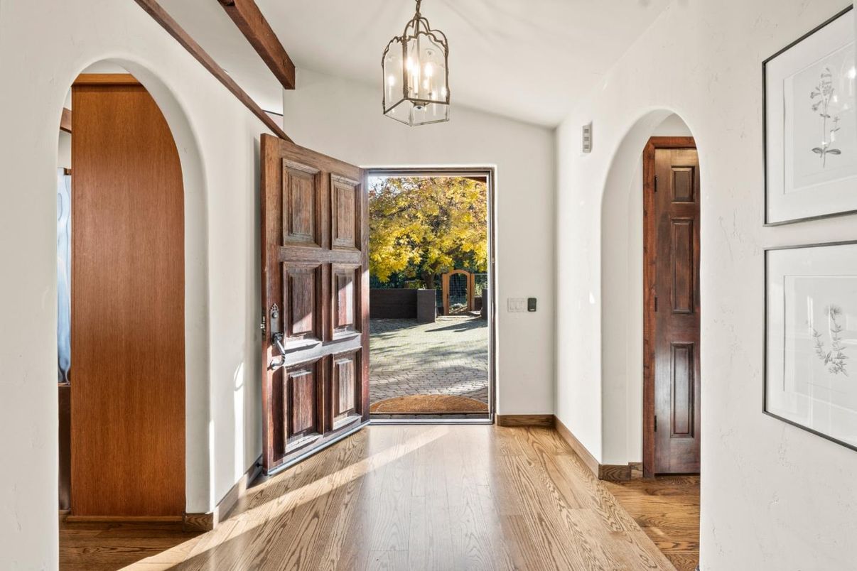 Interior, Pendant Lights, Wood Texture Flooring
