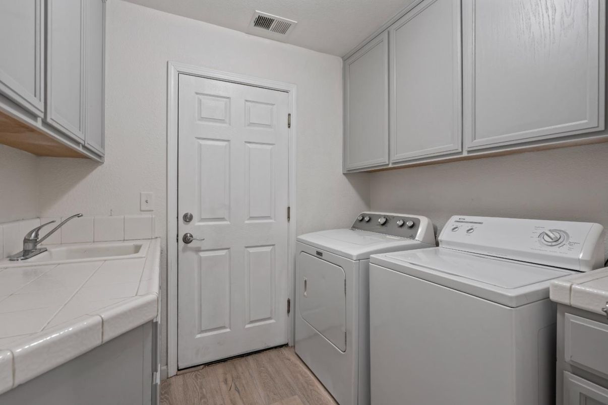 Interior, Washer, Wood Texture Flooring