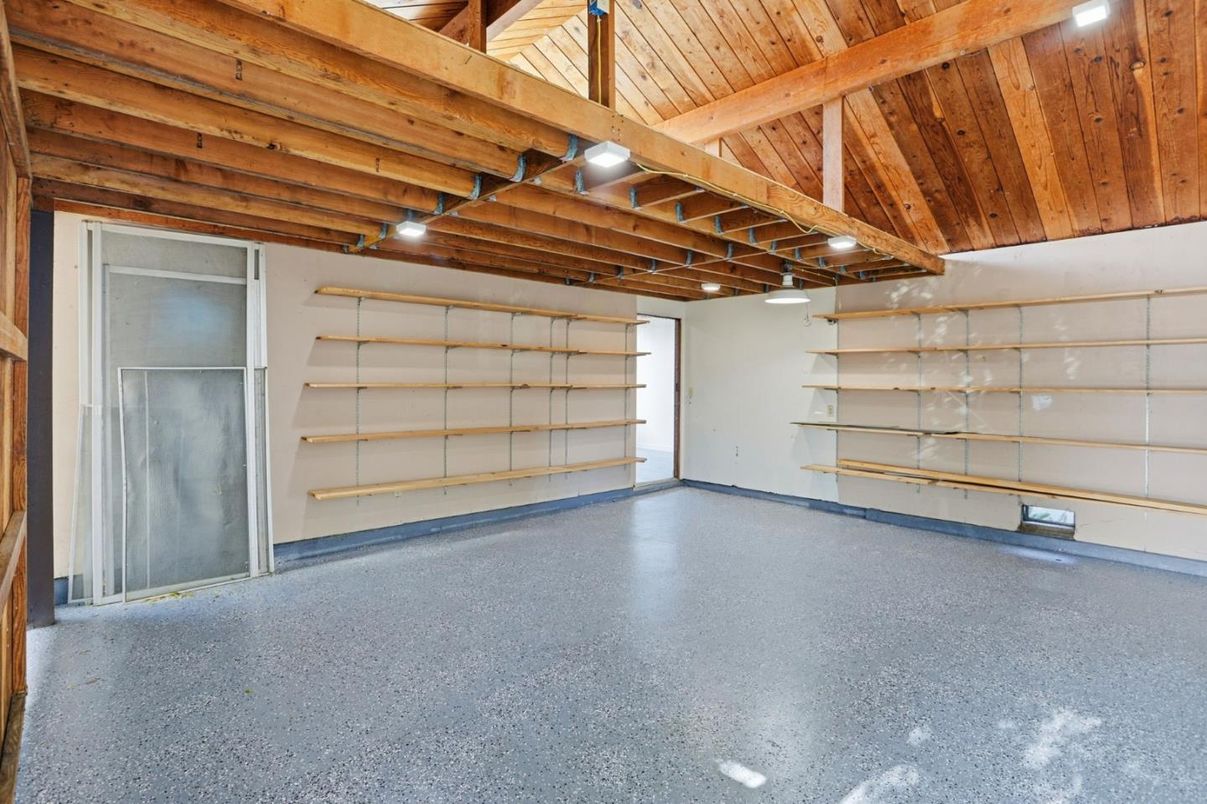 Empty room, Interior, Wooden Beams, Wooden Ceilings