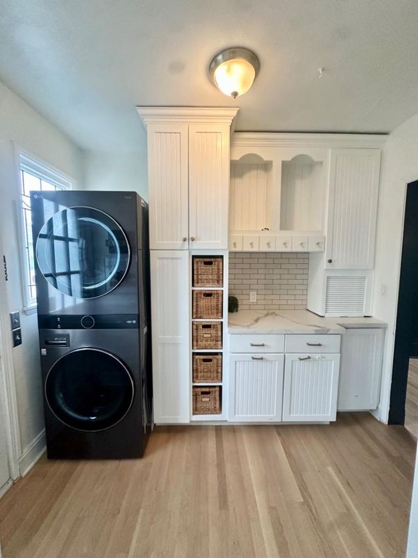 Interior, Kitchen, Utility Closets, Washer, Wood Texture Flooring