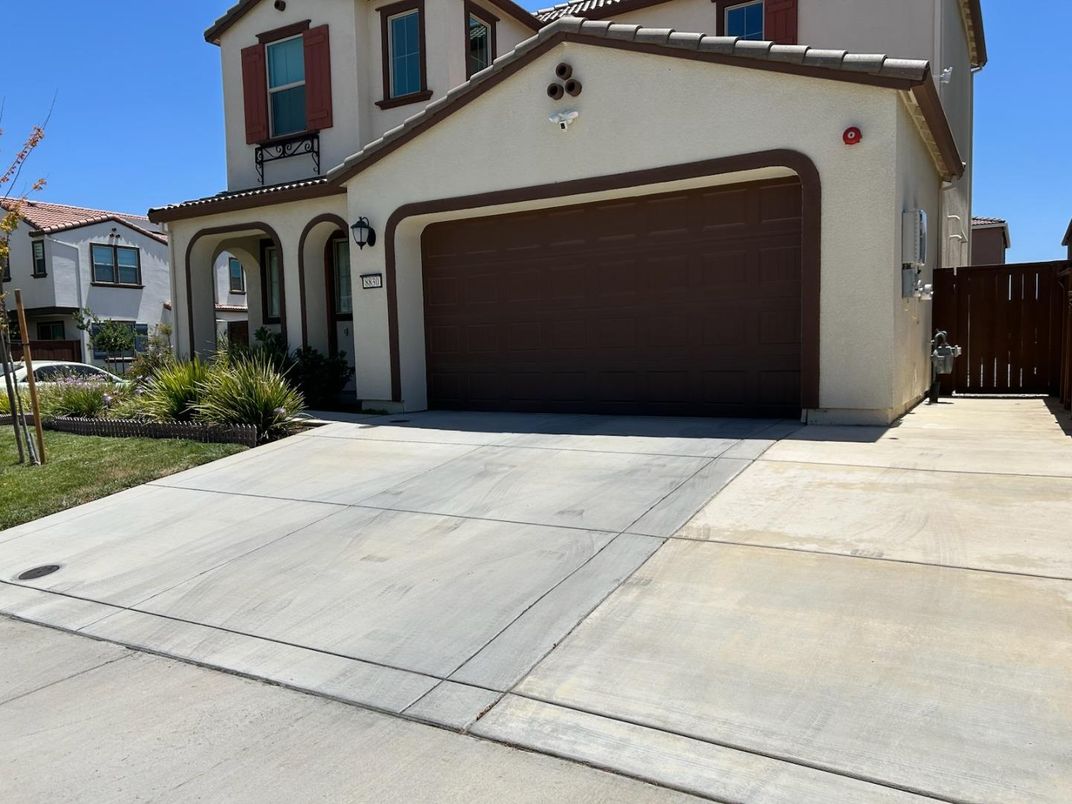 Attached, Exterior, Facade, Mediterranean