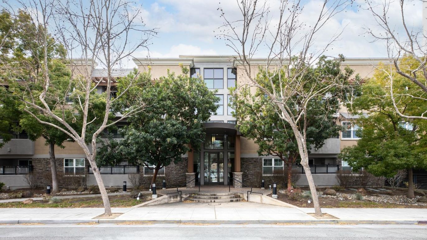 Exterior, Facade, Modern