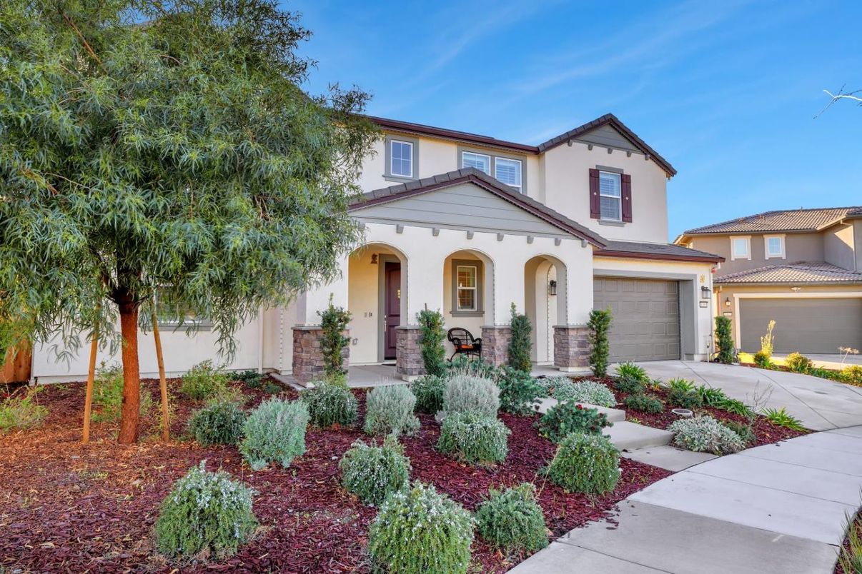 Attached, Exterior, Facade, Mediterranean