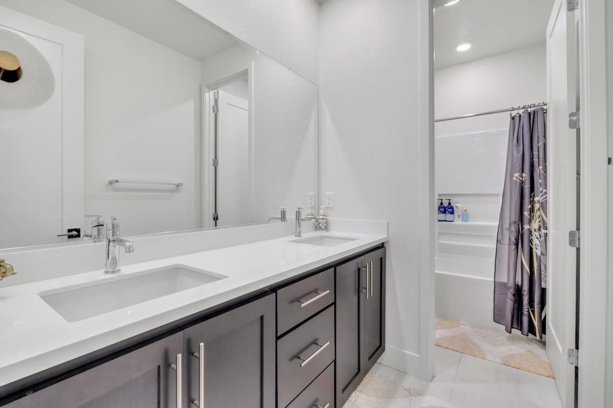 Bathroom, Dual Sink Vanities, Interior, Recessed Lighting