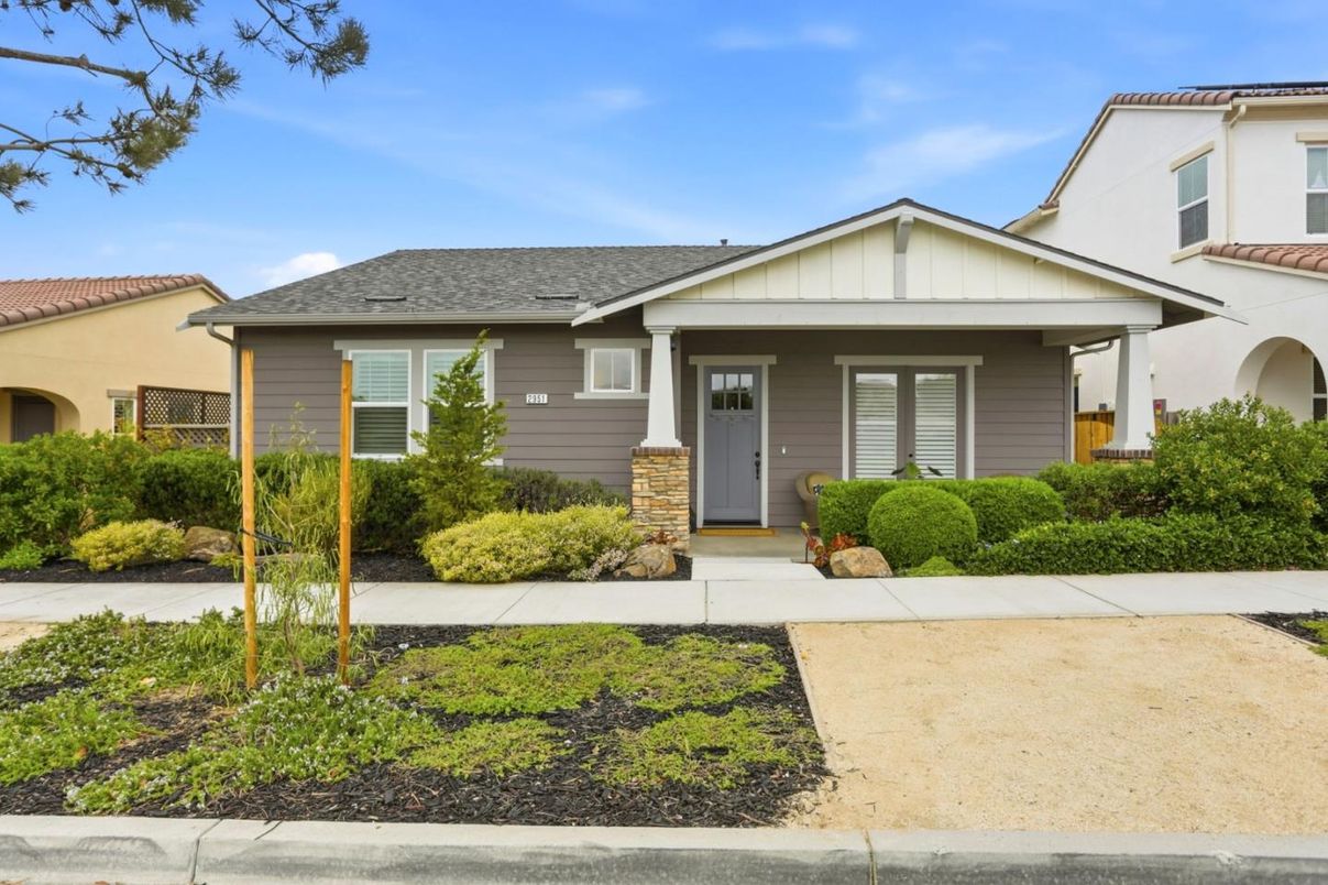 Exterior, Facade, Ranch