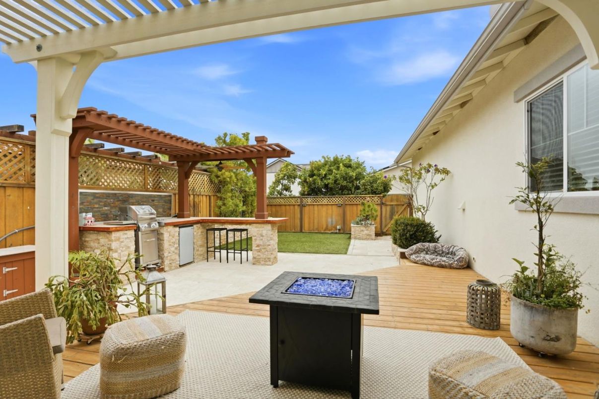 Exterior, Outdoor Kitchen