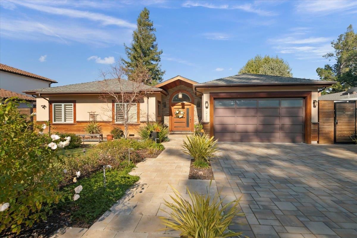 Attached, Exterior, Facade, Ranch