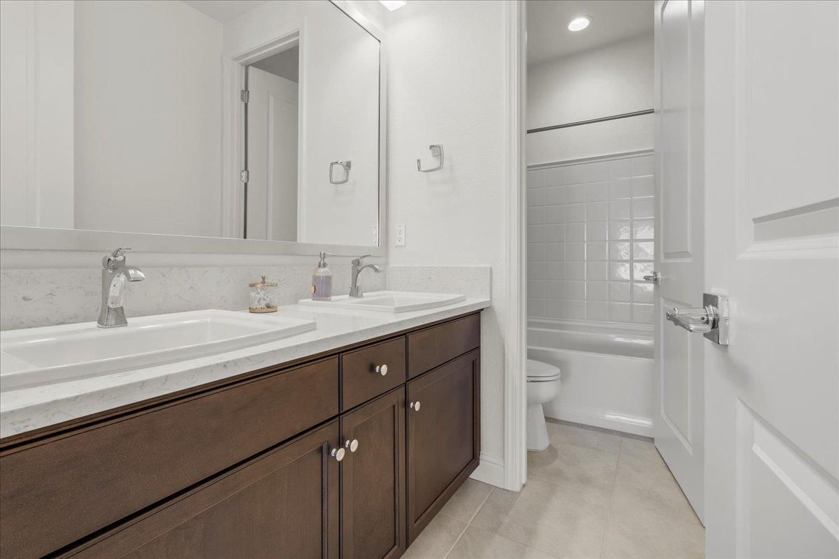 Bathroom, Dual Sink Vanities, Interior, Recessed Lighting