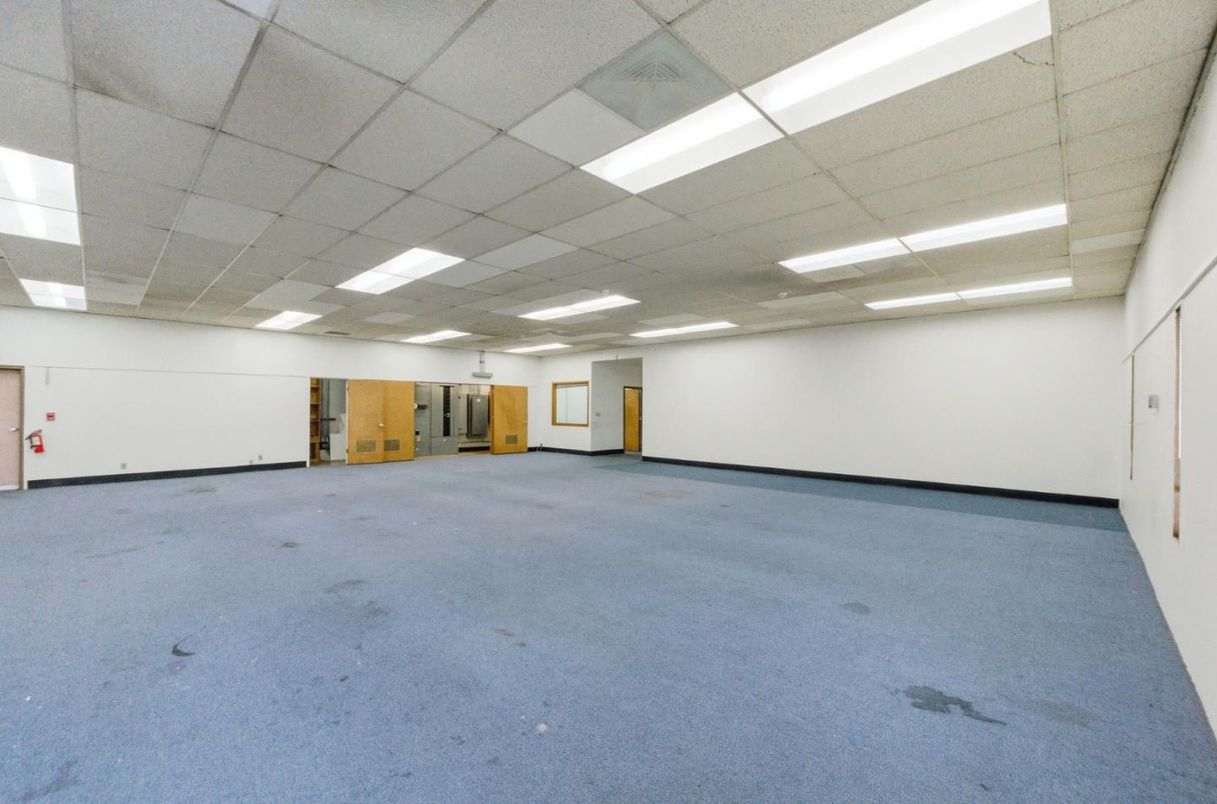 Empty room, Interior, Projection Screen, Recessed Lighting