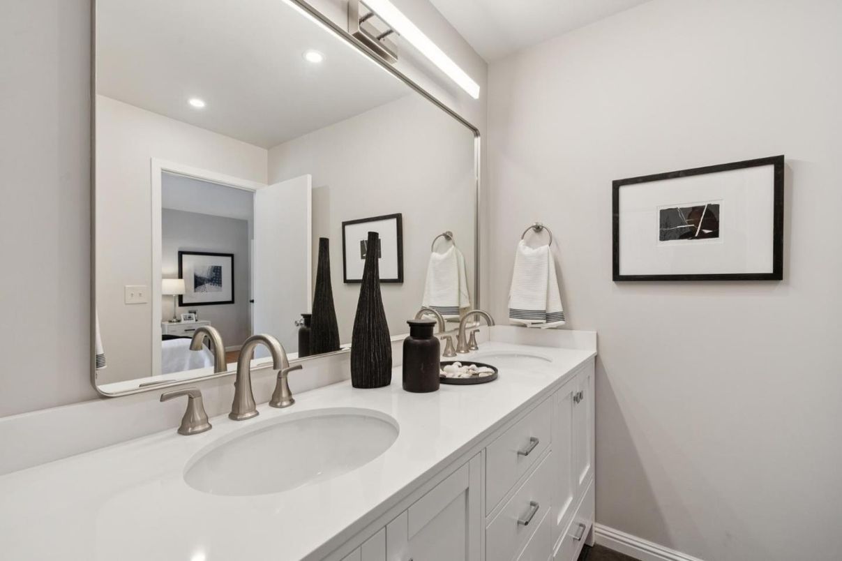Bathroom, Dual Sink Vanities, Interior, Recessed Lighting