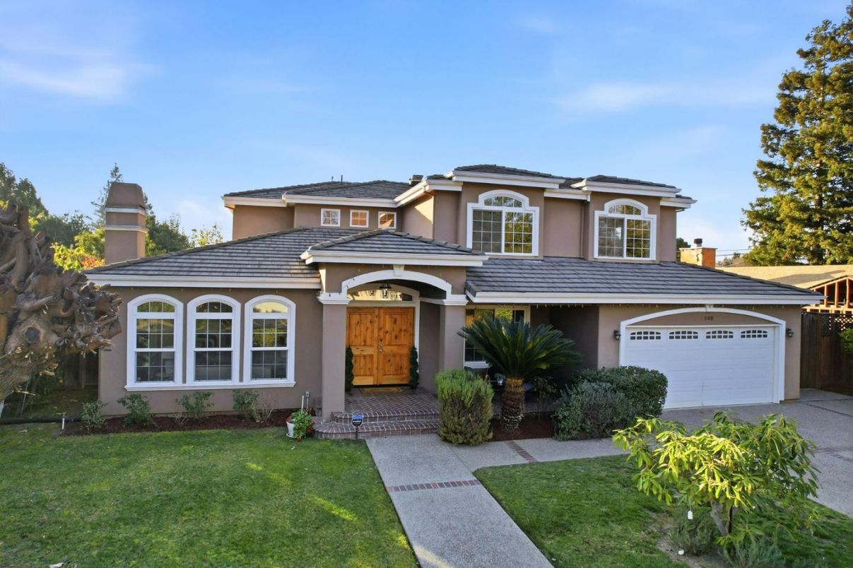 Attached, Exterior, Facade, Mediterranean