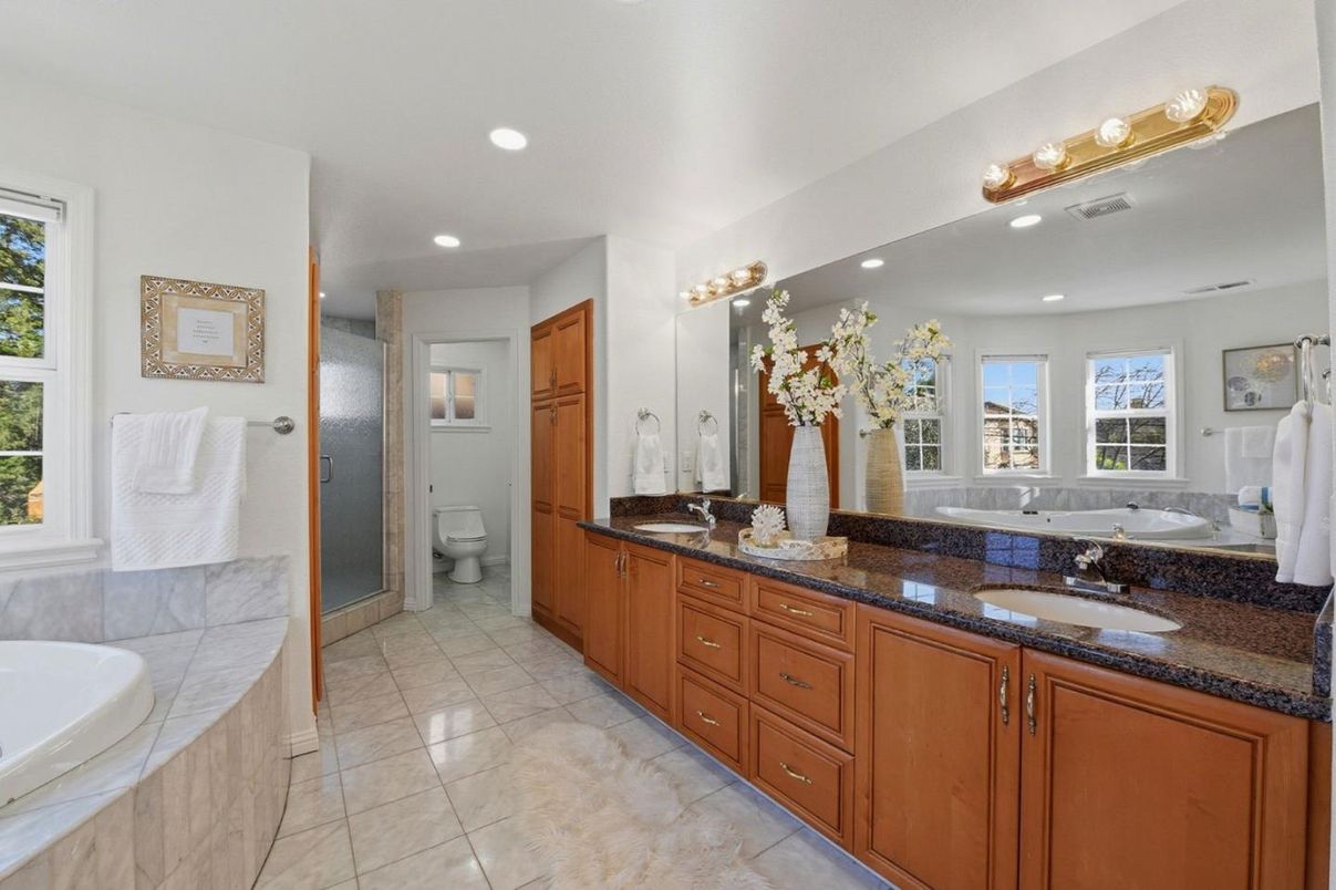 Bathroom, Dual Sink Vanities, Interior, Recessed Lighting