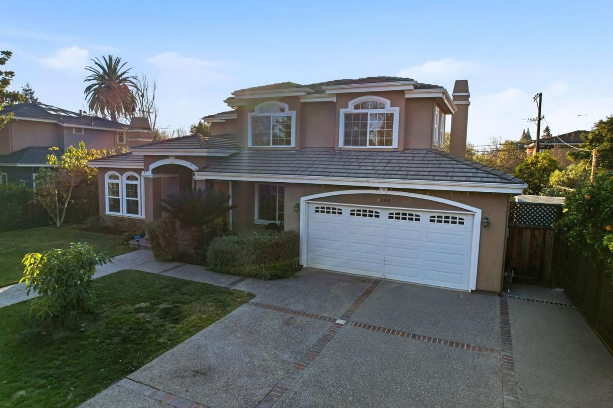 Attached, Exterior, Facade, Mediterranean