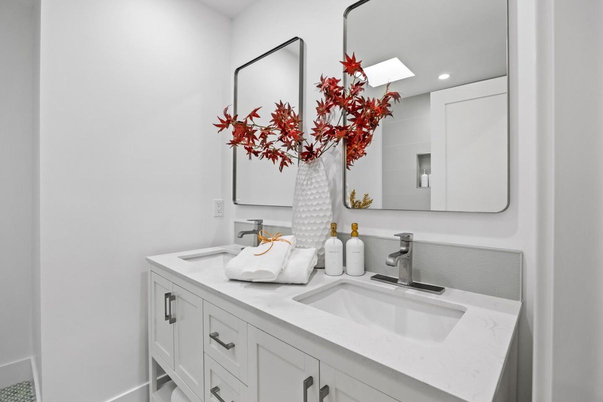 Bathroom, Dual Sink Vanities, Interior, Recessed Lighting