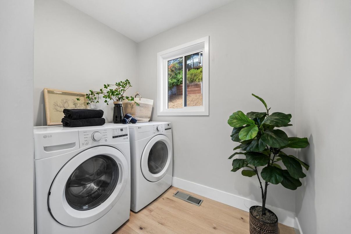 Interior, Washer, Wood Texture Flooring